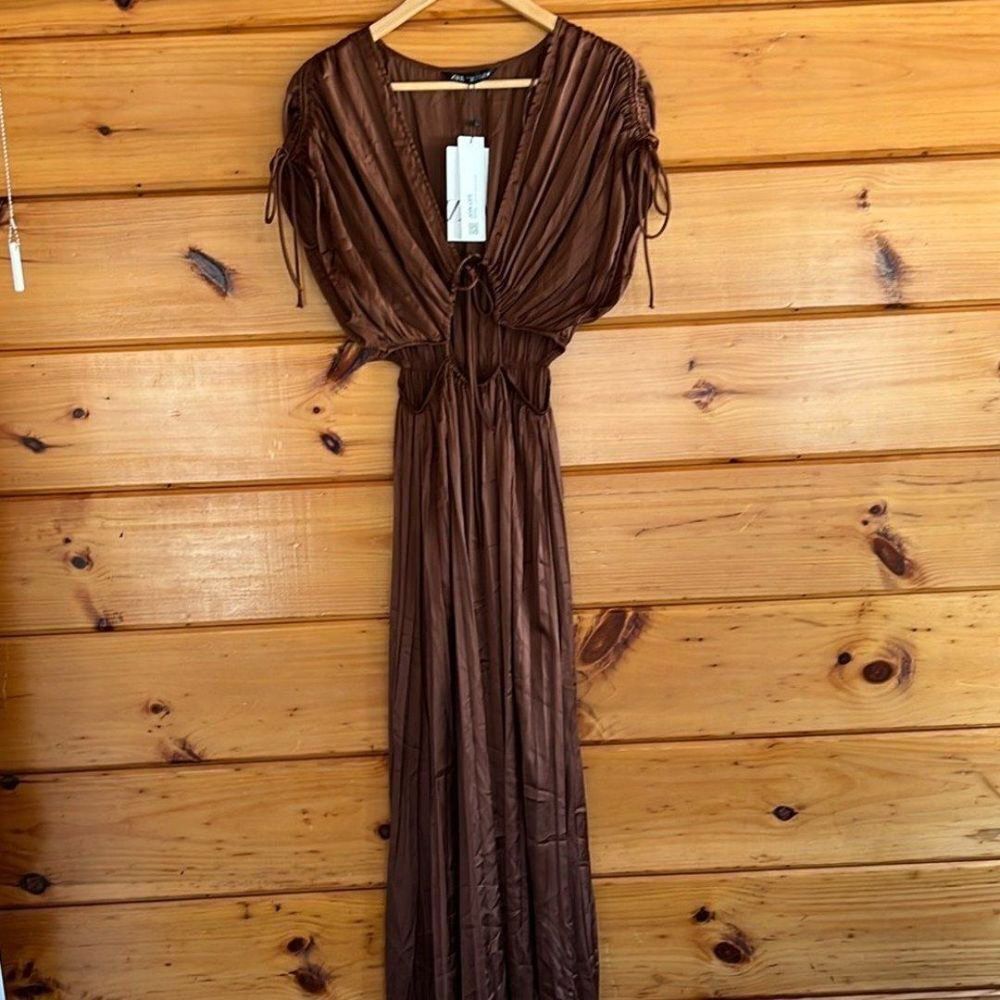 BROWN SATIN EFFECT CUT OUT PLEATEDMAXI DRESS L - Picture 9 of 9